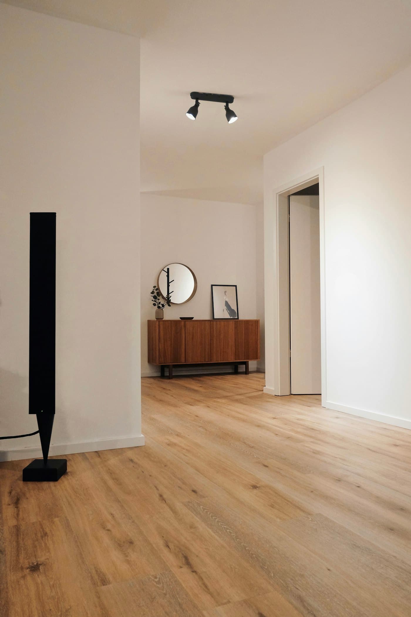 Interno appena rinnovato: pavimento in resina effetto legno, pareti chiare e luce naturale