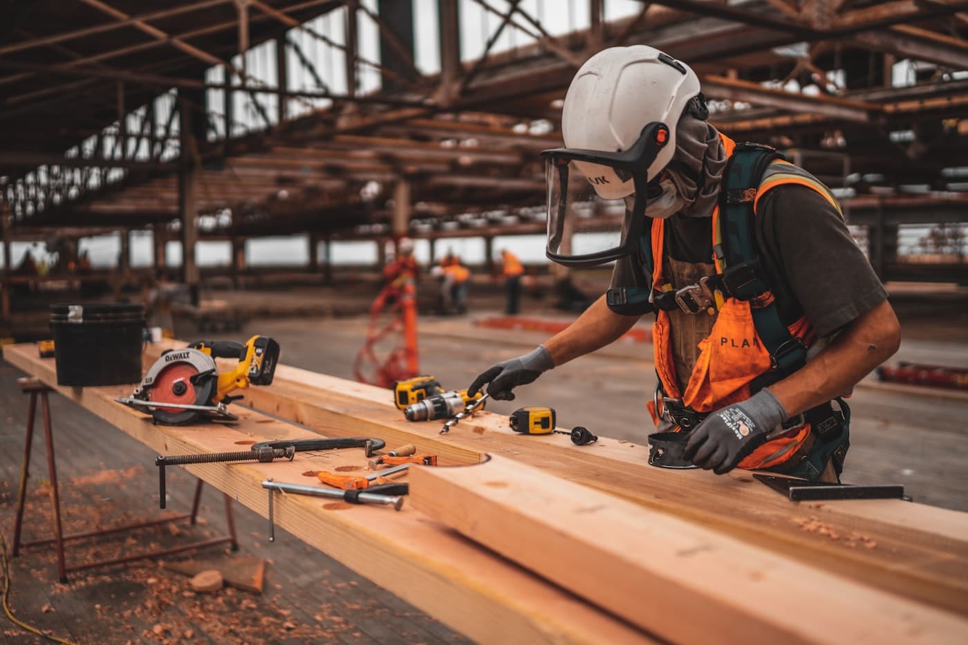 Artigiano di Padua Artigiano al lavoro in cantiere con attrezzatura professionale